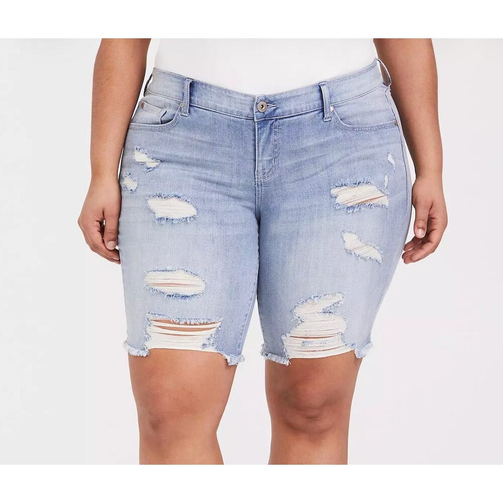 NWT Torrid Light Wash Distressed Raw Hem Button Fly Bermuda Jean Shorts Sz 24